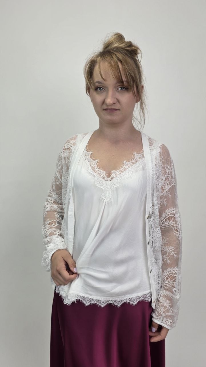 Biały kardigan koronkowy Sensuelle na guziki - obrazek 3