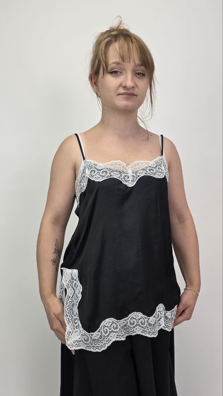 Satynowy top Miho’s z koronką Noir Écru - obrazek 2