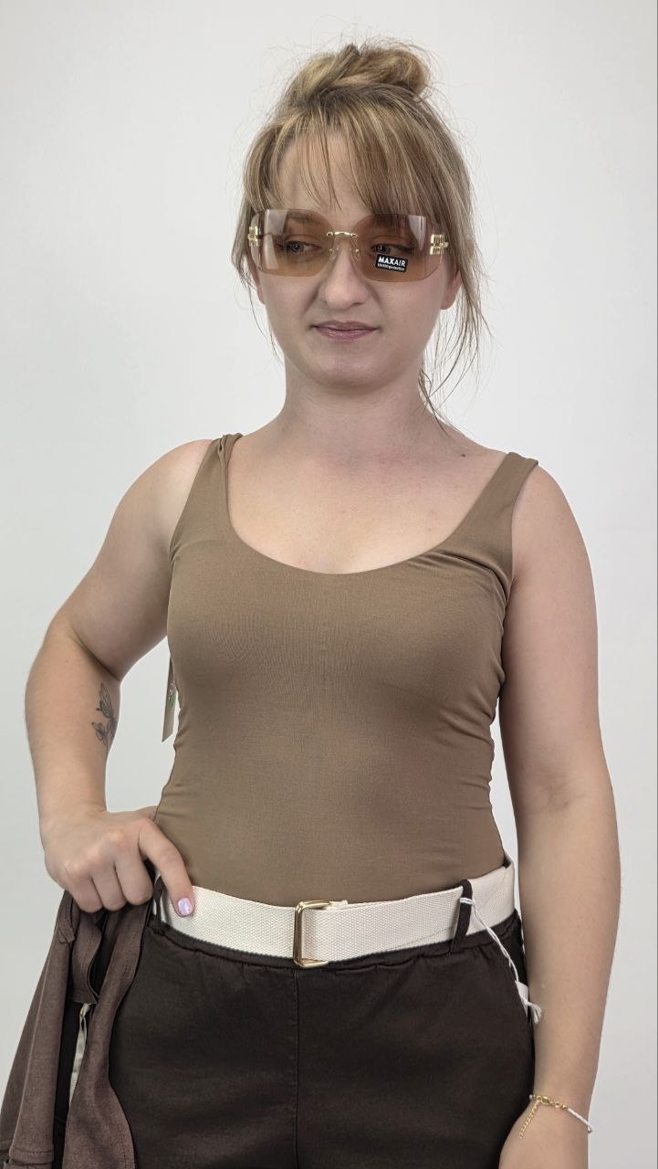 Top modelujący damski w kolorze karmelowym